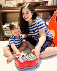 7 Potret Tasya Kamila Momong Anak, Ibu dan Putranya Mirip Banget Bagai Pinang Dibelah Dua