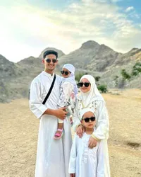 7 Potret Tasya Kamila Umroh bersama Suami dan Anak-Anak, Asyik Naik Unta - Salat Sambil Jaga Si Kecil yang Tidur Pulas di Masjid