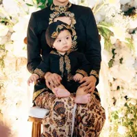 7 Potret Tedak Siten Enduw Putra Erika Carlina, Berlangsung Khidmat