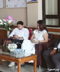 7 Potret Tengku Dewi Menangis Sebelum Sidang Mediasi, Andrew Andika Beri Dukungan di Tengah Proses Perceraian