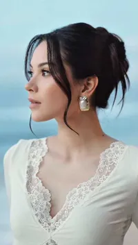 7 Potret Terbaru Alyssa Daguise di Pantai, Pancarkan Pesona Calon Ibu - Baby Bump Terlihat