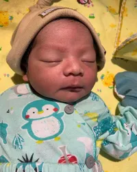 7 Potret Terbaru Anak Rizki DA yang Saat Ini Tengah Demam, Harus Disinari di Rumah Sakit