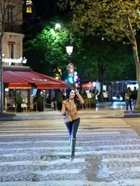 7 Potret Terbaru Angel Karamoy Liburan di Paris, Tampil Cantik dengan Outfit Earth Tone