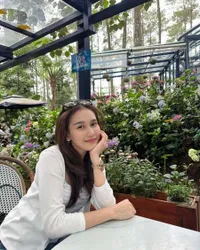 7 Potret Terbaru Ayu Ting Ting Tampil Bak Gadis Belia Pakai Kardigan dan Celana Jins