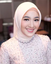 7 Potret Terbaru Cut Syifa yang Mantap Tampil Berhijab, Makin Cantik Memesona - Yakin Rezeki Tuhan Takkan Tertukar