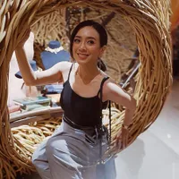 7 Potret Terbaru Dea Ananda, Umur 33 Tahun Masih Seperti Remaja