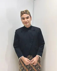 7 Potret Terbaru Hari Putra LIDA dalam Busana Adat Jawa, Makin Tampan dan Bikin Pangling - Auranya Kian Kalem
