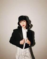 7 Potret Terbaru Isyana Sarasvati yang Bikin Heboh Netizen, Tubuh Makin Kurus Sampai Tulangnya Terlihat Jelas - Rambut Pendek Dua Warna Jadi Sorotan