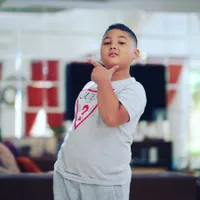 7 Potret Terbaru Kellen Lemos Anak Bungsu Krisdayanti & Raul Lemos, Mahir Main Skateboard - Akrab dengan Sang Kakak