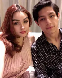 7 Potret Teuku Rassya Bareng Sang Ibu, Malah Kelihatan Seperti Adik Kakak