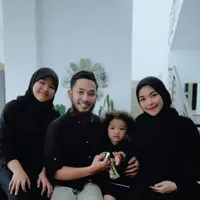7 Potret Thameika Anak Uki Eks NOAH yang Cantik Berhijab, Kecil-Kecil Sudah Keliling Dunia dan Jadi Youtuber - Pede Tampil di TV