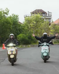 7 Potret The Dudas Minus One Vespaan di Bali, Riding Santai di Tol Mandara