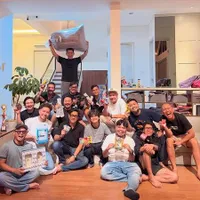 7 Potret The Prediksi Kumpul Bareng Tukar Kado, Bapak-bapak Ngumpul bak Anak Muda