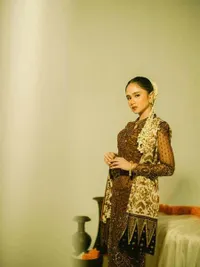 7 Potret Tissa Biani Tampil Memukau dengan Kebaya, Pakai Ronce Melati bak Pengantin