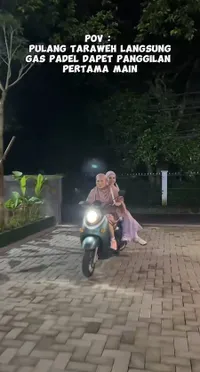 7 Potret Tiwi Sehabis Tarawih Langsung Gas Main Padel bareng Poppy Sovia, Masih Pakai Mukena