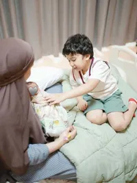 7 Potret Ukkasya Anak Zaskia Sungkar Pertama Kali Bertemu Adiknya, Langsung Belajar Mangku