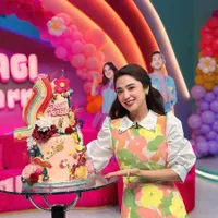 7 Potret Ulang Tahun Dewi Perssik, Tetap Cantik di Usia 39 Tahun - Dirayakan Bareng Keluarga & Teman-Teman