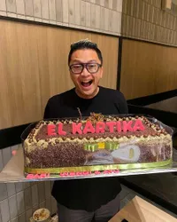 7 Potret Ulang Tahun Ferry Maryadi yang ke-51, Dirayakan bersama Orang-Orang Terdekat di Restoran Mewah -  Netizen Salfok pada Putrinya