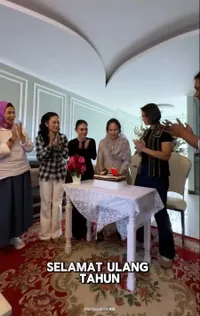 7 Potret Ulang Tahun Ibu Krisdayanti, Dirayakan Sederhana Bareng Tiga Putrinya 