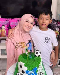 7 Potret Ulang Tahun Miro Anak Okie Agustina, Dihadiri Dua Kakak Cantiknya