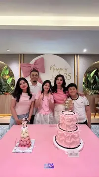 7 Potret Ulang Tahun Nisya Ahmad, Pilih Dirayakan dengan Intimate Dinner - Dekorasi Serba Pink