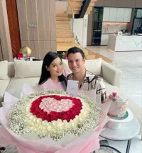 7 Potret Ulang Tahun Titi Kamal yang ke-40, Dapat Bucket Bunga Super Besar dari Suami - Dirayakan Meriah di Rumah Baru