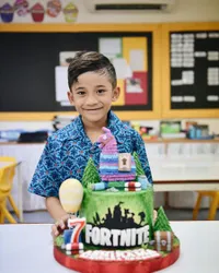 7 Potret Ultah Anak Laki-Laki Nindy, Sederhana Dirayakan di Kelas