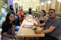 7 Potret Ussy Sulistiawaty Bersama Mertua yang Jarang Tersorot