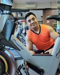 7 Potret Ustaz Riza Muhammad Saat Sedang Olahraga, Berotot Banget