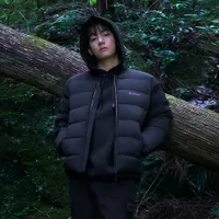 7 Potret V BTS dengan Pakaian Outdoor, Bikin Musim Dingin Jadi Hangat