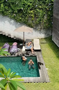 7 Potret Vidi Aldiano Main Bareng Keponakannya yang Masih Bayi di Bali