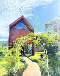 7 Potret Villa Baru Shireen Sungkar di Puncak, Vibes Luar Negeri Banget Dilengkapi Lapangan untuk Kuda - Pemandangan Gunung
