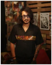 7 Potret Vincent Rompies dengan Rambut Gondrong, Tetap Ganteng dan Keren - Kini Sibuk Bermain Musik