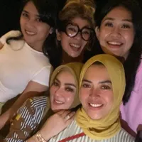 7 Potret Welcome Home Party Syahrini yang Digelar Mewah di Villa Reino Barack, Tamu Undangan Hadir Colourful - Meriah Abis dengan Live Music