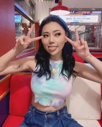 7 Potret Wendy Walters Istri Reza Arap Pamer Body Goals, Pakai Crop Top Hingga Latihan Pole Dance