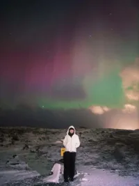 7 Potret Wendy Walters Lihat Aurora di Iceland, Sebut Bucket List-nya Terpenuhi