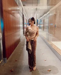 7 Potret Wendy Walters yang Baru Pertama Kali Pakai Kebaya Seumur Hidup, Cantik dan Glowing Banget!