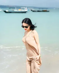 7 Potret Wika Salim Main-Main di Pantai, Cantik Kena Hembusan Angin