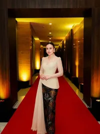 7 Potret Wulan Guritno di IMA Awards 2025, Tampil Menawan Perpaduan Indonesia - Inggris