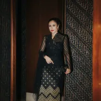 7 Potret Wulan Guritno Hadiri FFI 2024, Melangkah Anggun di Red Carpet Bersama Shaloom Razade - Tampil Cantik dengan Lipstik Merah
