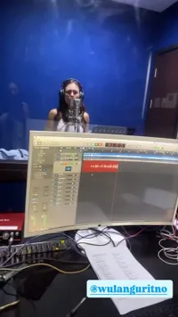 7 Potret Wulan Guritno Lakukan Rekaman Lagu Bareng Asri Welas dan Masayu Anastasia, Bikin Penasaran