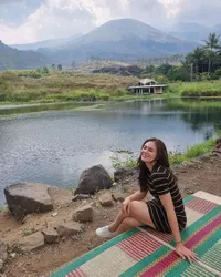 7 Potret Wulan Guritno Liburan Santai di Tepi Danau, Makan Gorengan dan Minum Kopi - Duduk Beralaskan Tikar