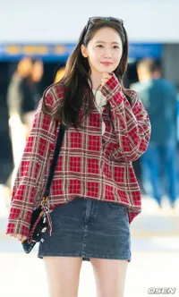7 Potret Yoona di Bandara saat Berangkat ke Vietnam, Gaya Flanel Merahnya Curi Perhatian Fans