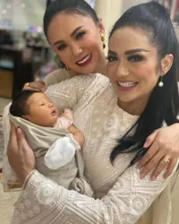 7 Potret Yuni Shara Momong Keponakan, Netizen: Masih Cocok Punya Baby, Mom!