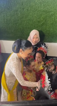 7 Potret Yuni Shara Peringati Hari Kartini di PAUD-nya, Tampil Bareng Anak-anak Murid di Panggung