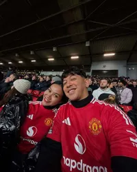 7 Potret Yura Yunita & Donne Maula ke Old Trafford, Penuhi Keinginan Nonton Manchester United Langsung