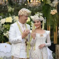 7 Potret Yura Yunita & Donne Maula Rayakan Ulang Tahun Pernikahan dengan Main Tenis, Menang Meski Diguyur Hujan