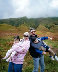 7 Potret Zaskia Sungkar & Irwansyah di Bukit Teletubbies Bromo, Ajak Ukkasya dan Humaira Liburan Mendadak
