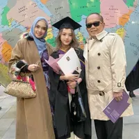 7 Potret Zee Anak Inggrid Kansil Wisuda S2 di LSE London, Belum Ingin Pulang ke Indonesia
