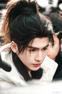 7 Potret Zhang Linghe Mulai Syuting Drama 'THE ROAD TO GLORY', Penampilanya Mencuri Perhatian